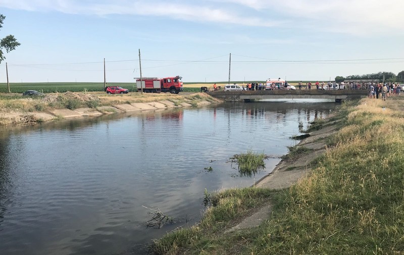 Un bărbat a căzut cu căruța plină cu iarbă într-un canal din județul Brăila. Atelajul și animalul au fost scoase, însă căruțașul nu a fost încă găsit