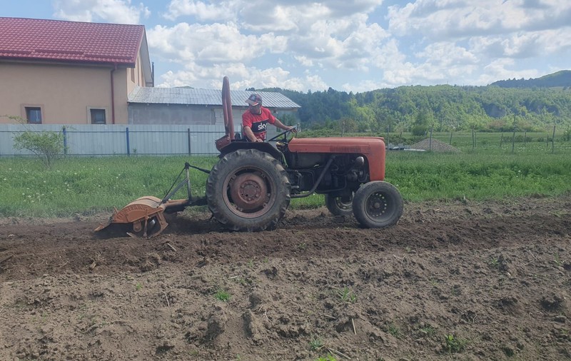 Florin, tatăl vicecampioanei olimpice la haltere Mihaela Cambei, este paznic la o firmă din Onești, apoi lucrează pe tractor: „Să muncești nu e o rușine”