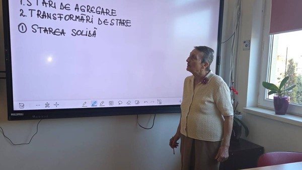 Profesoara de Chimie Floarea Băluță a împlinit la 1 septembrie 79 de ani, dintre care 66 i-a petrecut la catedră. Foto: arhivă personală