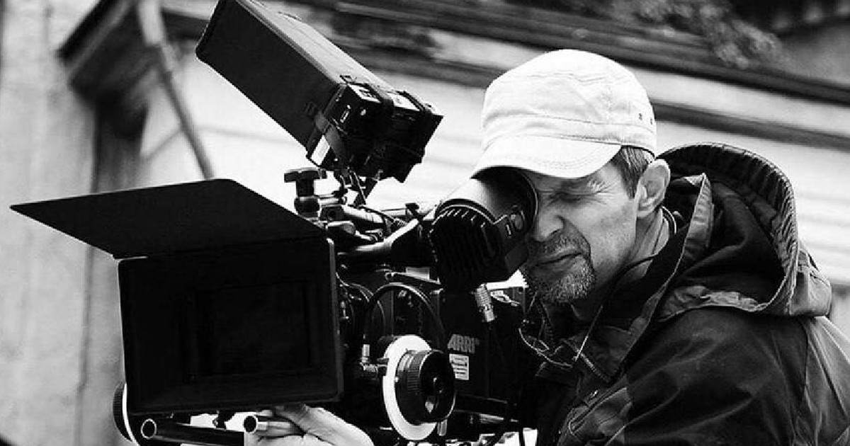 Regizorul și operatorul Serghei Politik, manevrând camera de filmat