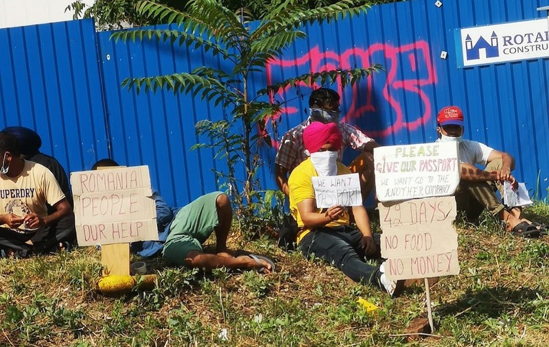 Muncitori indieni abandonați pe un șantier din centrul Ploieștiului: “Nu suntem plătiți de 42 de zile și ne-au fost luate și pașapoartele”