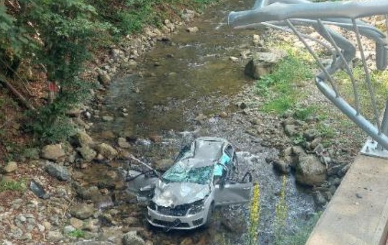 Un tânăr din Oradea a pierdut controlul mașinii și s-a prăbușit într-o râpă. Prietenul său, aflat pe scaunul din dreapta, a murit pe loc 