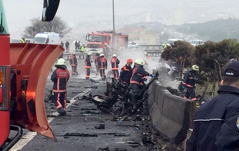 Un elicopter s-a prăbușit în Istanbul, după ce a lovit un turn de televiziune. Cel puțin cinci morți