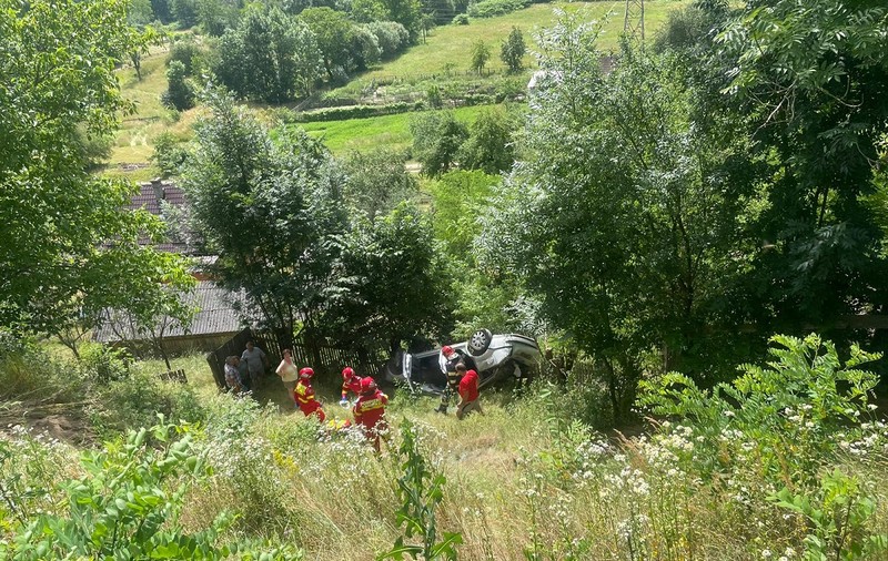 Mașină în care se aflau patru persoane, răsturnată într-o râpă, în Alba. Două femei au murit