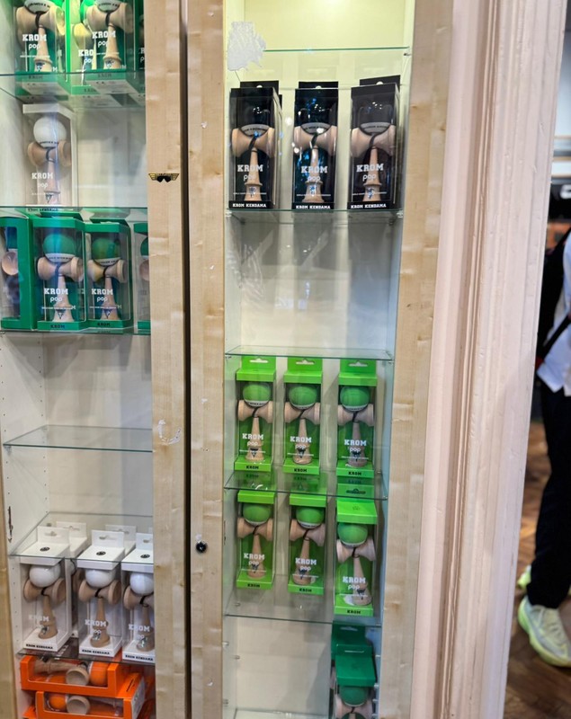 Cozi la magazinele din București în care se vinde Kendama. Modelele Sweets și Krom Pop, cele mai căutate. Influencerul Bisoi le promovează