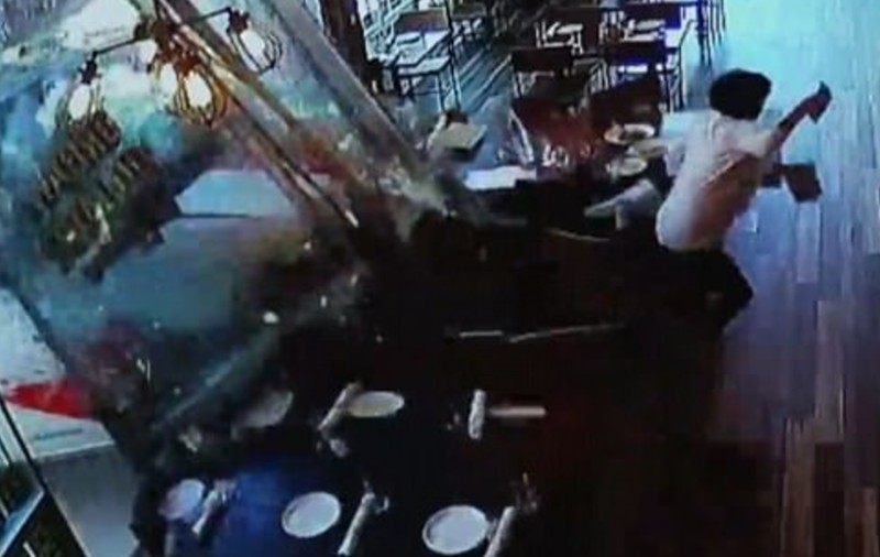 VIDEO | Un șofer băut a intrat cu o camionetă într-un pub. Accidentul a fost surprins de camerele din interior