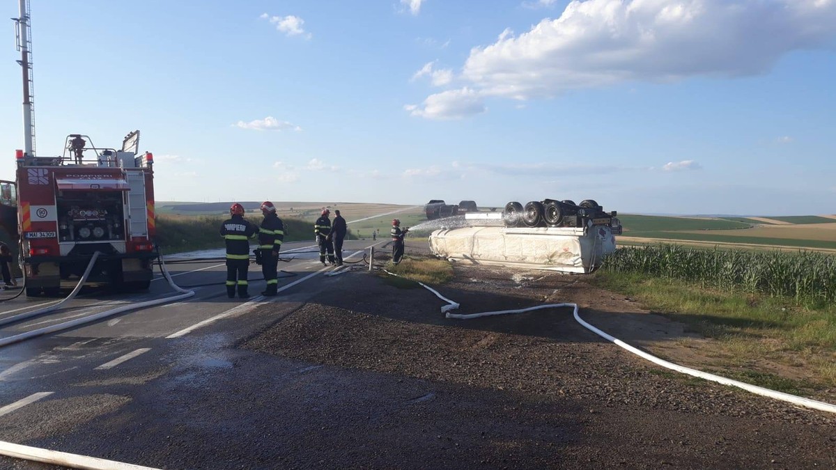 O autocisternă plină cu motorină s-a răsturnat pe drumul european E 581, spre Vama Albița