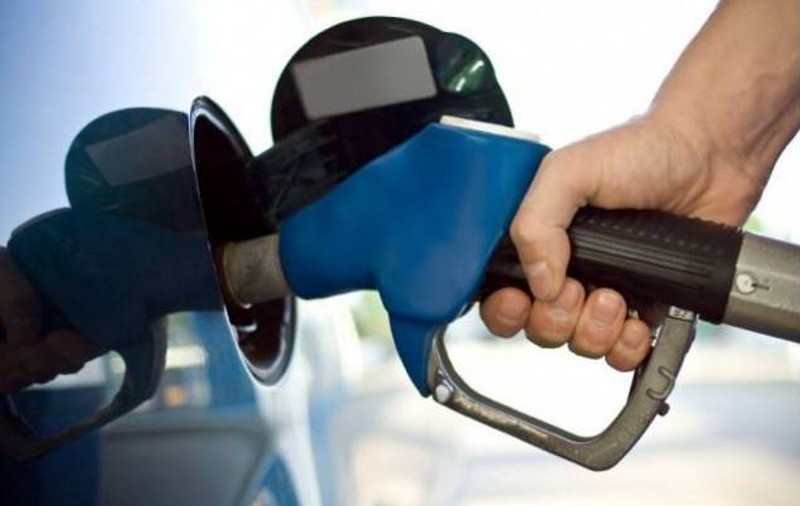 Vești bune pentru ȘOFERI. Ce se întâmplă cu prețul BENZINEI în acest weekend