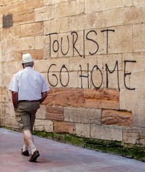 Vizitatorii orașului Oviedo, aflat în sudul Spaniei, sunt întâmpinați cu mesajul "Turiști, mergeți acasă!"