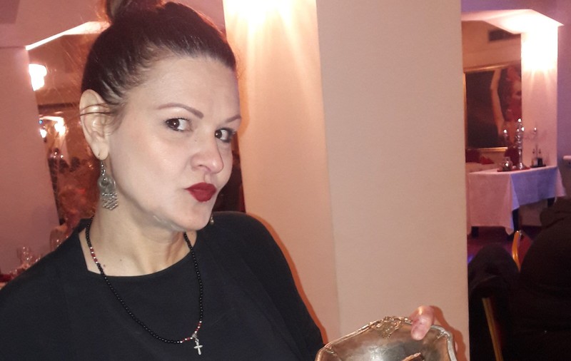EXCLUSIV/De la actorie, la cârciumărie! Maria Buză își curăță clienții... cu măturica și fărașul