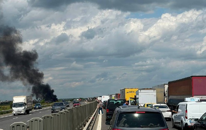 Un camion a intrat pe contrasens și a luat foc, pe A3 București-Ploiești. Trafic blocat și un nor imens de fum