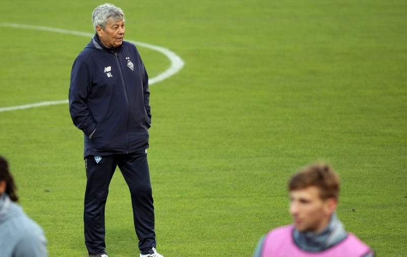 VIDEO | Mircea Lucescu a dat zăpada de pe teren cu lopata, înaintea primului meci oficial din 2021