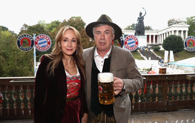 Fotbaliştii, antrenorul şi şefii lui Bayern München au fost la Oktoberfest. Şi-au înecat amarul în bere | GALERIE FOTO