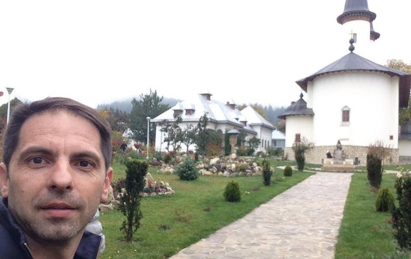 Dan Negru: "Ştiu că e cool să batjocoreşti orice ţine de credinţă!"