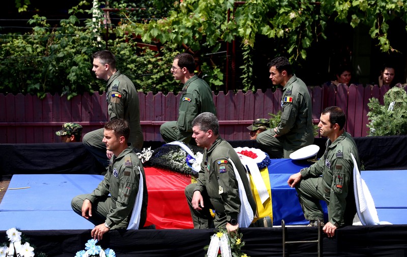 Înmormântarea pilotului-erou de la Feteşti. Tot oraşul l-a plâns pe Florin Rotaru - GALERIE FOTO