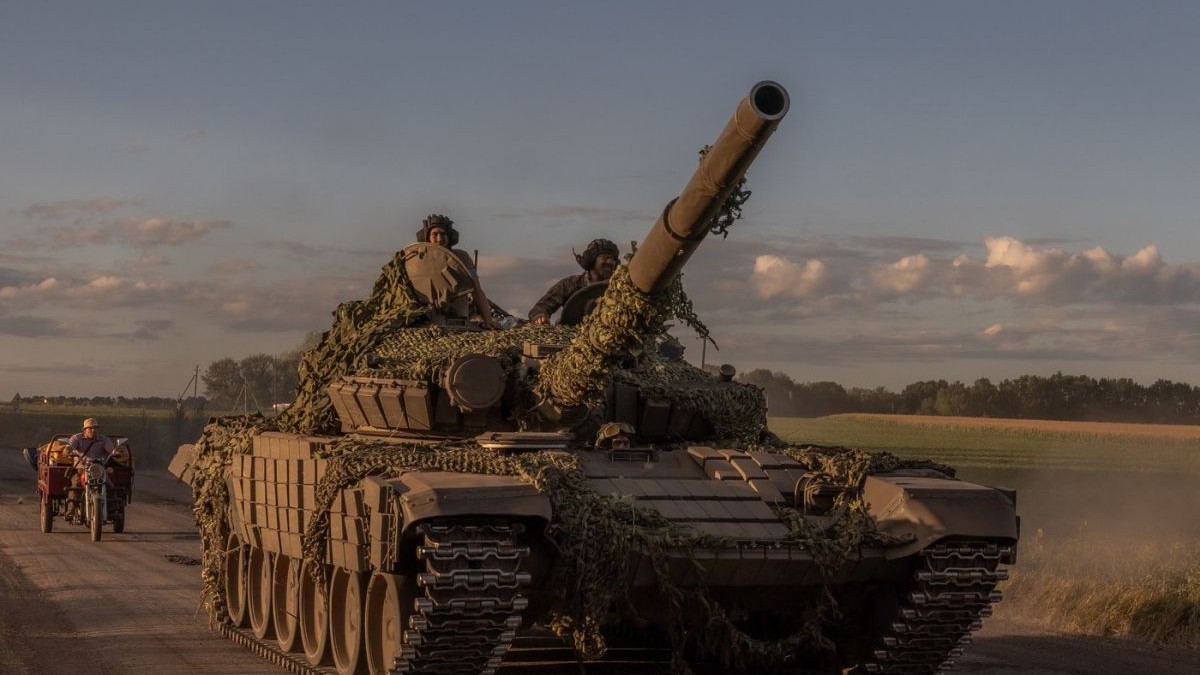 Soldați ucraineni pe un tanc T-72. Imagine ilustrativă Foto: Profimedia