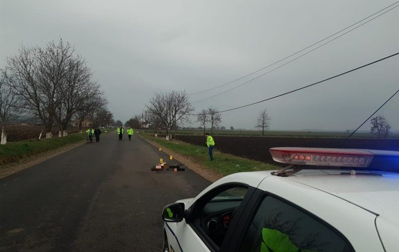 Bărbat găsit mort pe un drum național din Botoșani. Care este principala ipoteză a polițiștilor