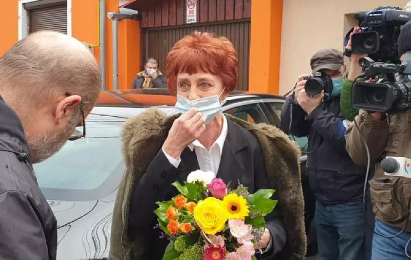Flavia Groșan a relansat un fake news vechi de trei ani: „Le-a primit în sistemul său de la această femeie vaccinată”