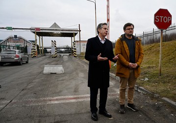 Secretarul de stat Antony Blinken (stânga) și ministrul ucrainean de externe Dmitro Kuleba (dreapta), la granița Poloniei cu Ucraina
