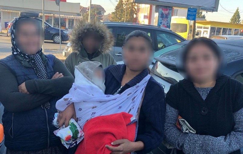 Nou-născut folosit pentru cerșetorie la Bistrița, pe o temperatură de -5 grade