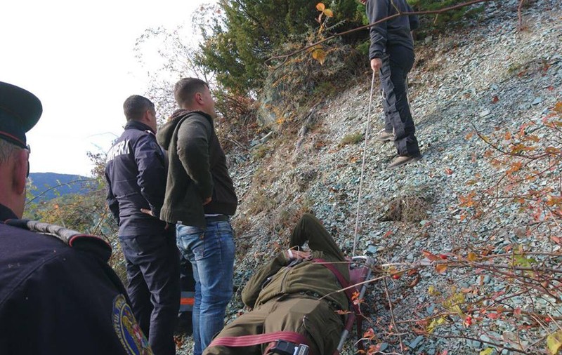 GALERIE FOTO: Cercetător salvat de pe munte după ce i s-a făcut rău în timpul studiilor geologice pe care le făcea