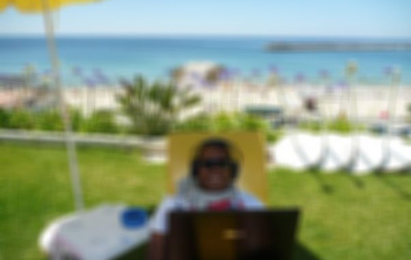 Cabral fuge de soare și la plajă. Nu o să-ți vină să crezi cum stă înfofolit la mare 