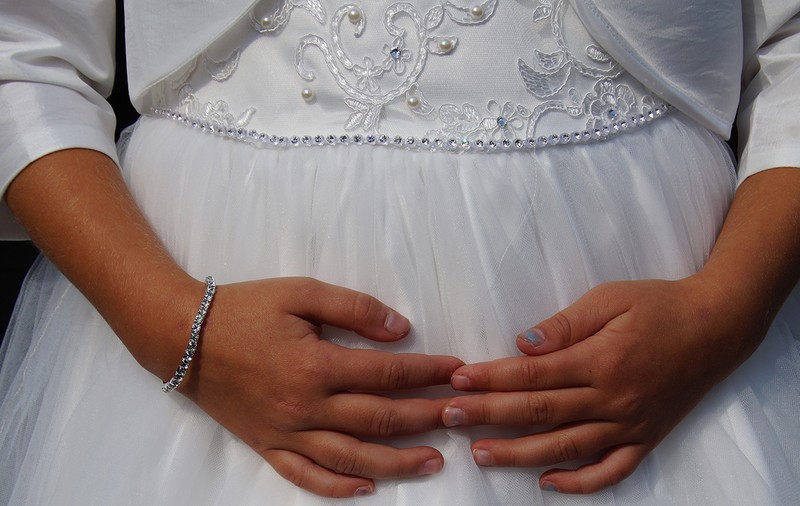Minore măritate de Protecţia Copilului. După ce a fost biciuită de iubit, o fată de 16 ani din grija statului s-a căsătorit cu un alt bărbat, de 26 de ani