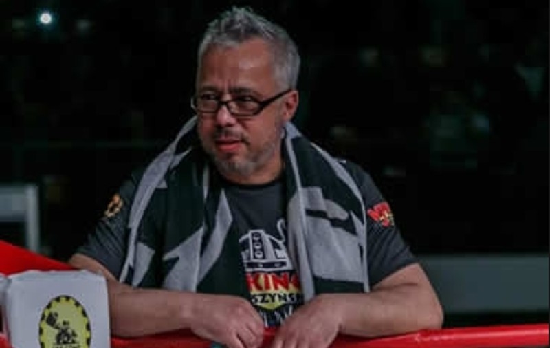 Un reputat antrenor suferă de o boală cumplită. Au jucat fotbal pentru a-l salva