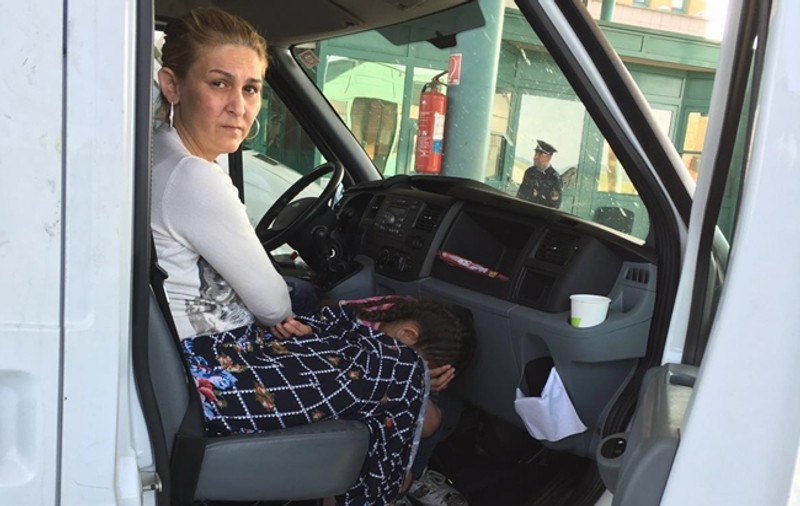 O femeie, prinsă în timp ce încerca să-și scoată fiica ilegal din țară | A ascuns fetița... sub fustă!