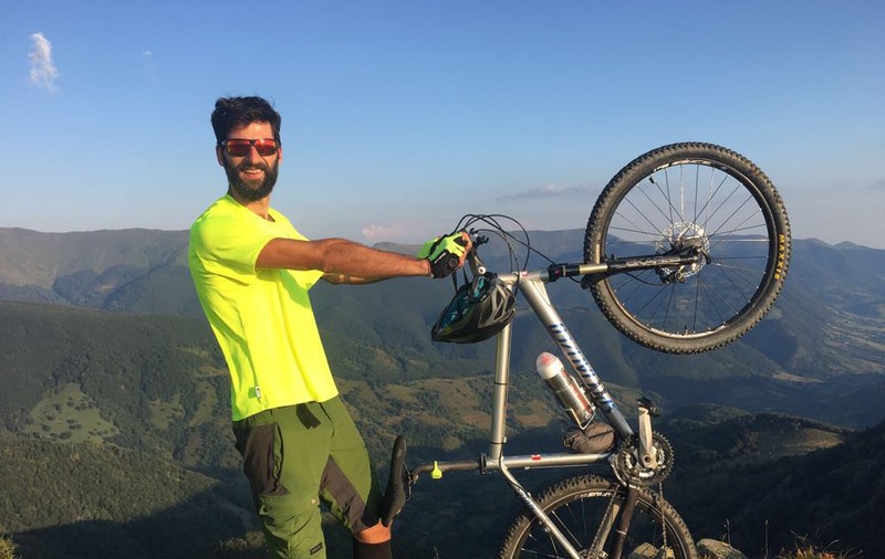 Silviu Cadia, corporatistul care pedalează în Himalaya, ca să ajute copiii bolnavi de inimă. Pe două roţi, pe unul din cele mai înalte drumuri din lume