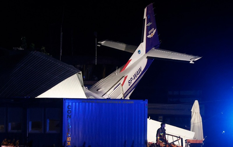 Cinci morți și șapte răniți în avionul doborât de vânt și prăbușit pe un hangar al unui aerodrom din Polonia