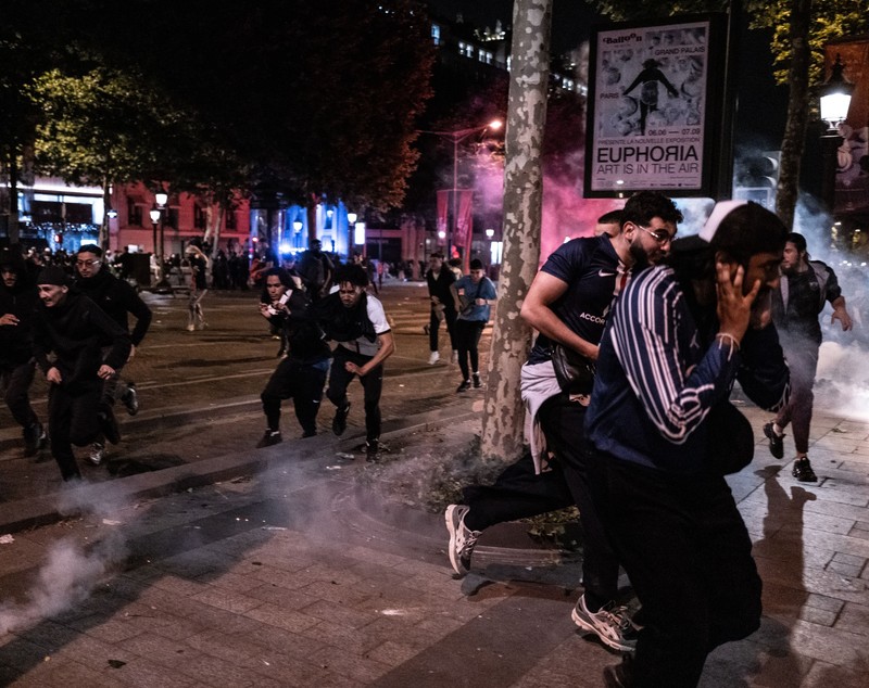 Noapte infernală în Franța, după victoria de vis a lui PSG în finala Ligii Campionilor: mașini incendiate, o crimă și manifestări violente. Peste 550 de oameni, arestați