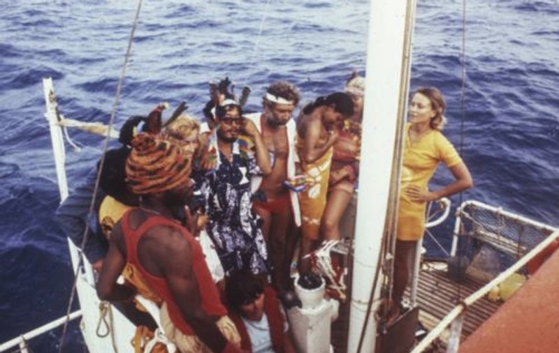 VIDEO și FOTO | Experimentul social sexual din anii '70. Ce au făcut 11 străini care au fost lăsați pe o plută, în mijlocul oceanului