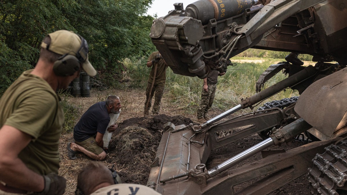 Soldați ucraineni se pregătesc să intre în poziție de luptă în regiunea Donețk. Foto: Hepta / Diego Herrera Carcedo / Anadolu/ABACAPRESS.COM