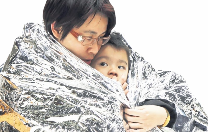 Japonezii se apără cu măşti de aerul otrăvit
