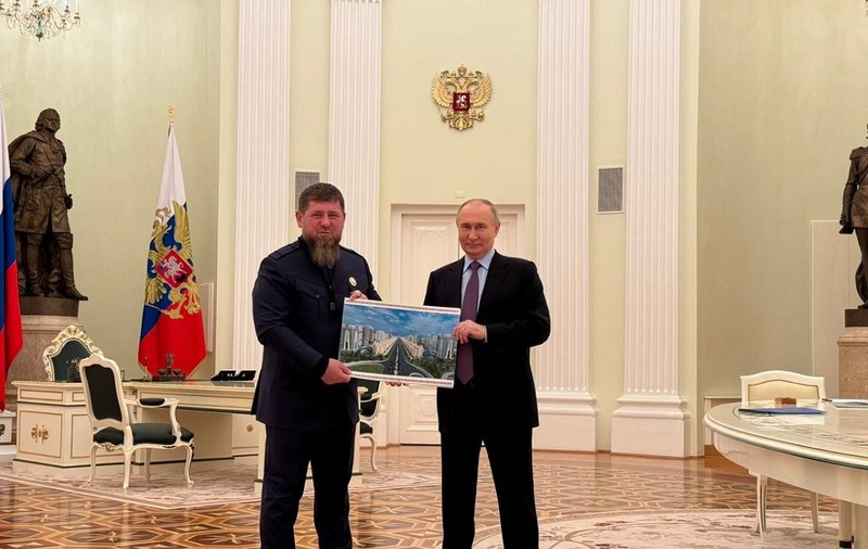 Ramzan Kadîrov îi promite lui Putin, la Moscova, că, „la prima comandă”, trimite zeci de mii de soldați ceceni să lupte în Ucraina
