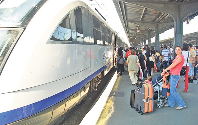 Ajungem la mare în 2 ore şi 40 de minute! Garniturile InterRegio vor circula cu o singură oprire pe traseul Bucureşti - Mangalia, la Constanţa