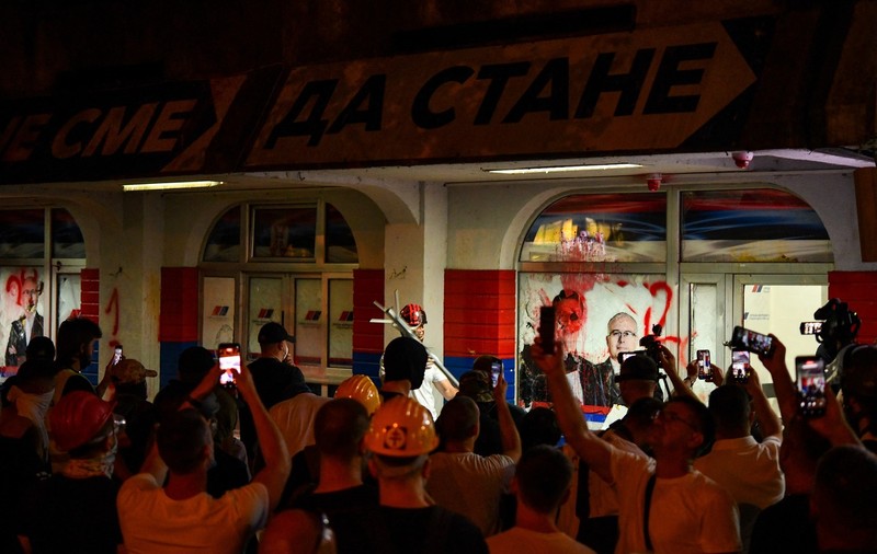 Un deputat a fost bătut, sârbii au distrus sedii ale partidului de guvernământ, 42 de polițiști răniți. Aleksandar Vucic: „Vor fi multe arestări” | VIDEO