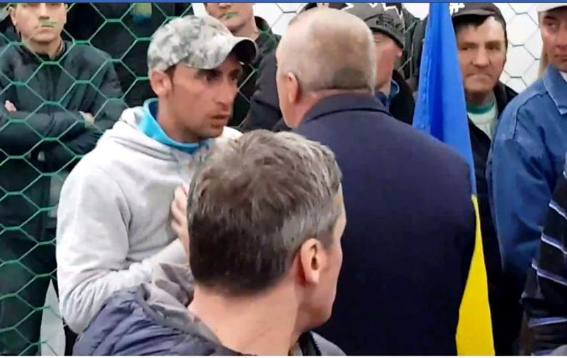 Mesajul tânărului care l-a înfruntat pe Liviu Dragnea la Suceava: "Să fie unitate între noi cei care ne-am săturat şi să ieşim la vot"