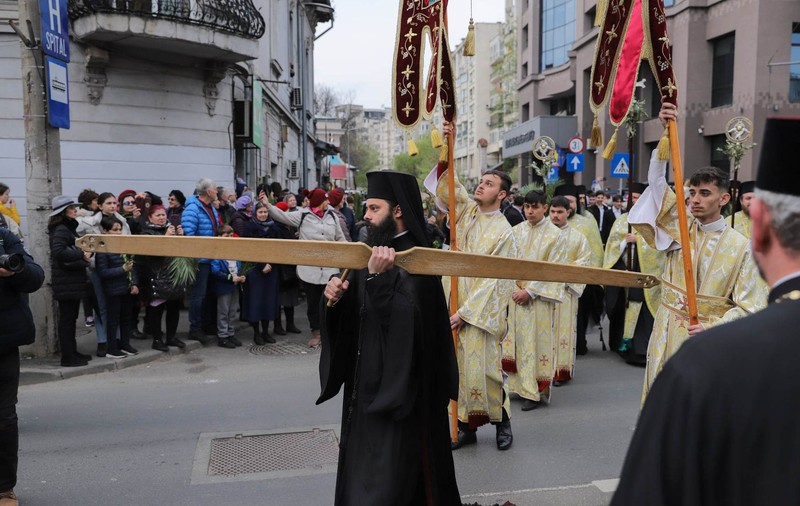 Pelerinaj de Florii în București. Sute de oameni au luat parte la procesiune. Traficul a fost restricționat. FOTO