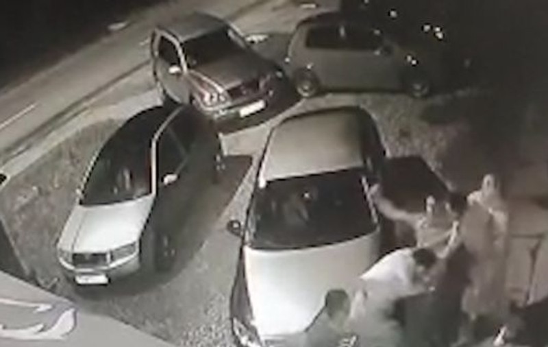 Bătaie în Timiș, între mai mulți tineri și cei care i-au dat afară din bar din cauză că nu aveau mască sanitară