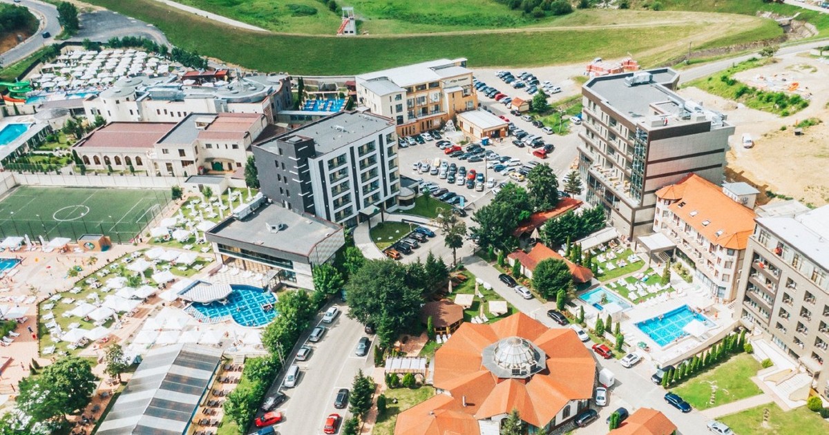 vedere aeriala - de sus- a complexului băilor felix