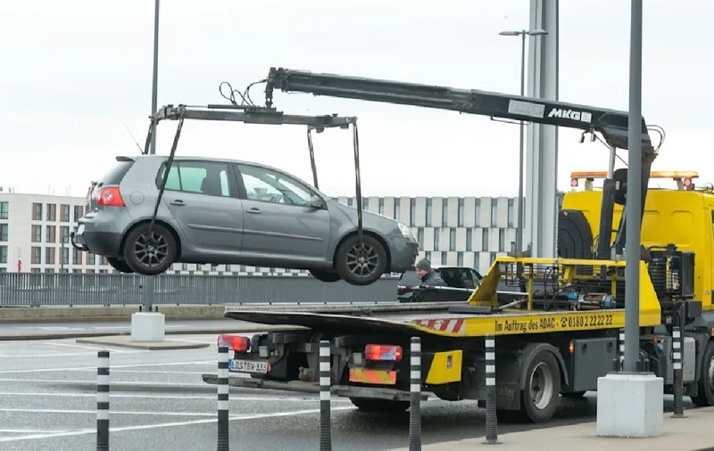 200.000 de euro taxă de parcare la aeroportul din Berlin. Un VW Golf a stat nemișcat mai mult de un an chiar în fața intrării