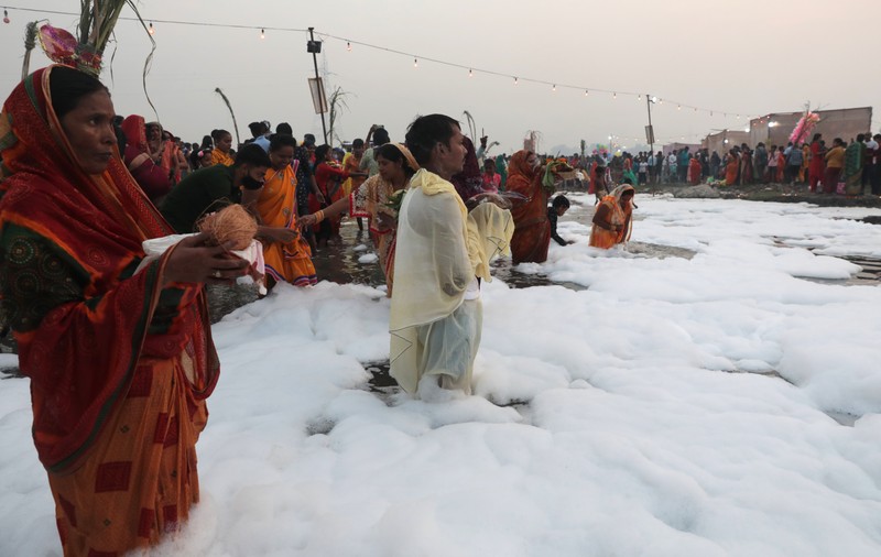 Un râu sacru din India a fost acoperit de o spumă toxică. Hindușii continuă să se scalde în apele lui