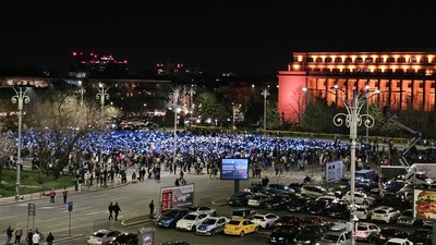Circa 3.000 de oameni au fost prezenți sâmbătă, 15 martie, la mitingul „EuRo Manifest” din Piaţa Victoriei din Bucureşti. Foto: Cristian Otopeanu / Libertatea