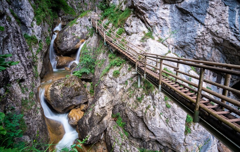 Doi morți și opt răniți după prăbușirea unei stânci pe un traseu turistic dintr-un defileu din Austria