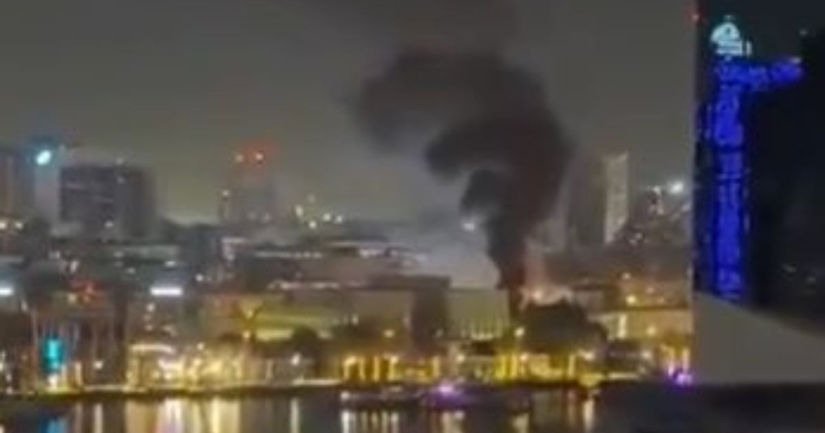 Un nor de fum gros se vede deasupra Consulatului SUA din Dubai