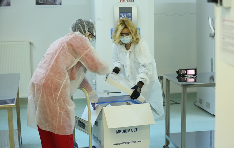 VIDEO | Cum arată congelatoarele pentru păstrarea vaccinului anti-COVID de la Institutul Cantacuzino. Iohannis: „Totul este organizat"