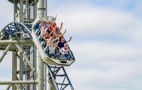 Poitiers, Franța Reprezentanții presei și personalitățile importante participă la lansarea oficială a noii atracții „Mission Bermudes” din parcul tematic Futuroscope din Franța