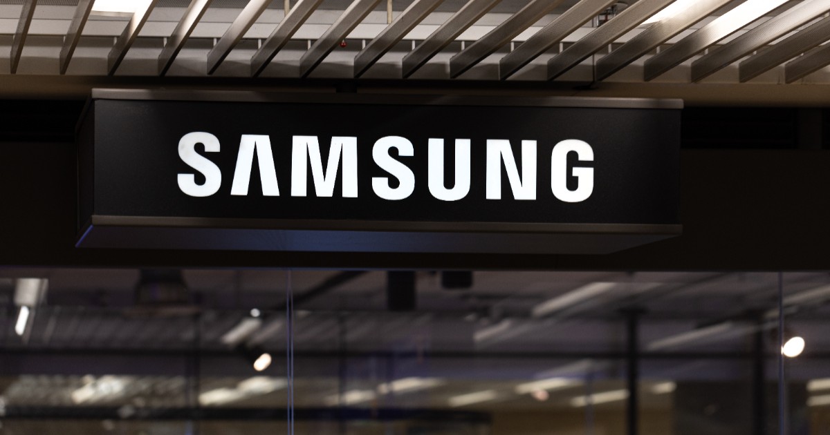 Intrarea dintr-unul din sediile companiei Samsung, pereții sunt îmbrăcați în sticlă neagră și logo-ul este scris deasupra cu litere luminoase albe